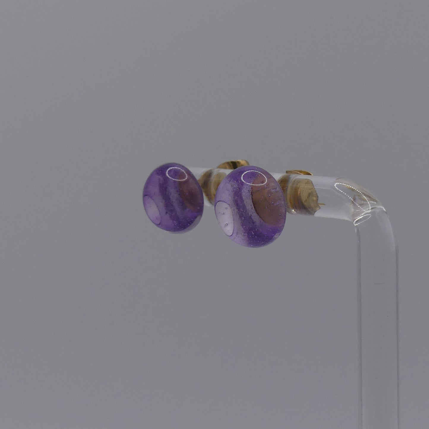 Clous d'oreilles violet