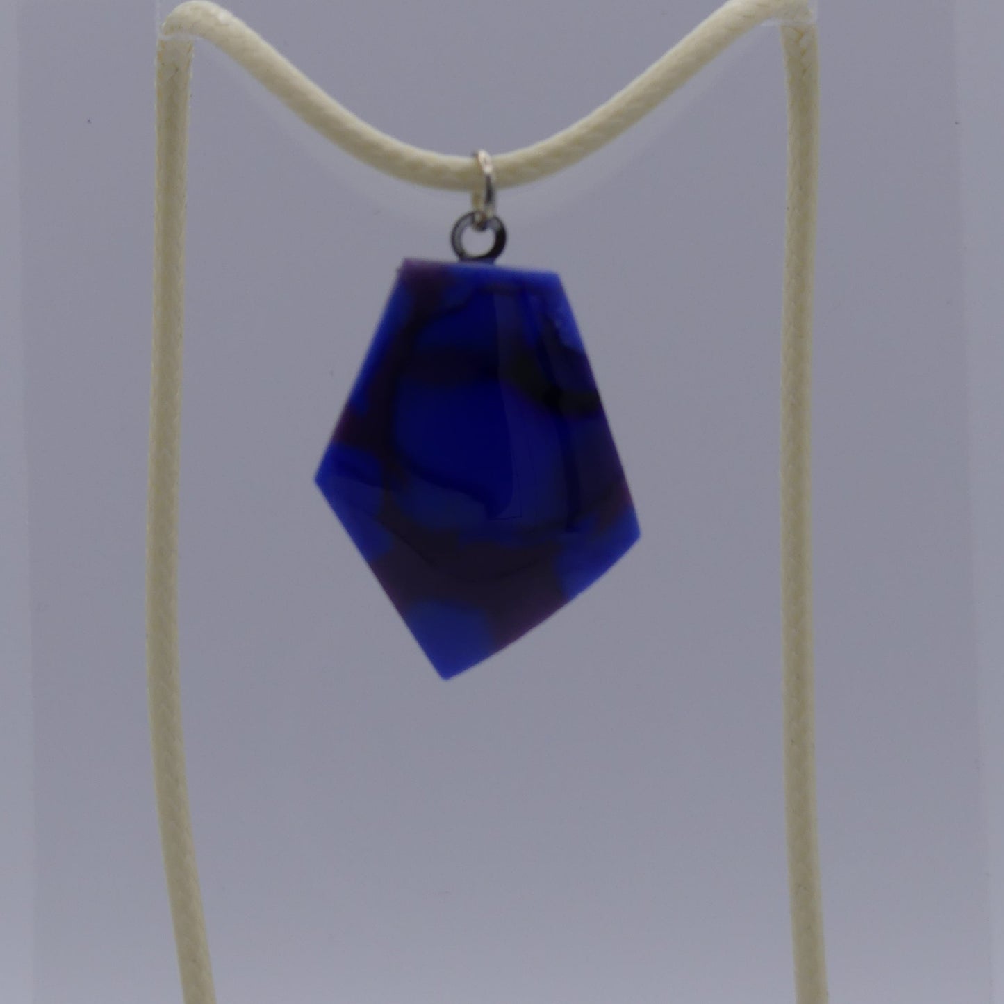 Collier bleu violet