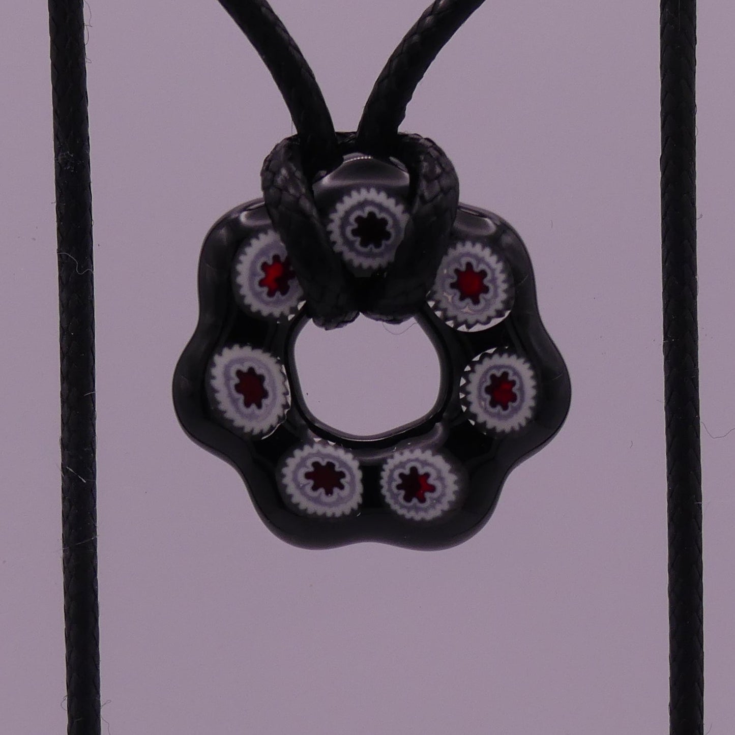 Collier noir motifs