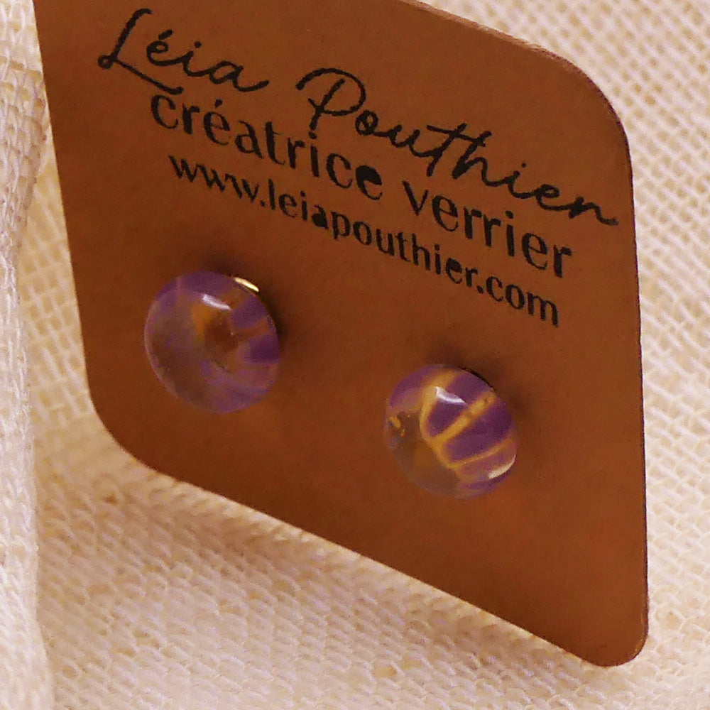 Clous d'oreilles violets