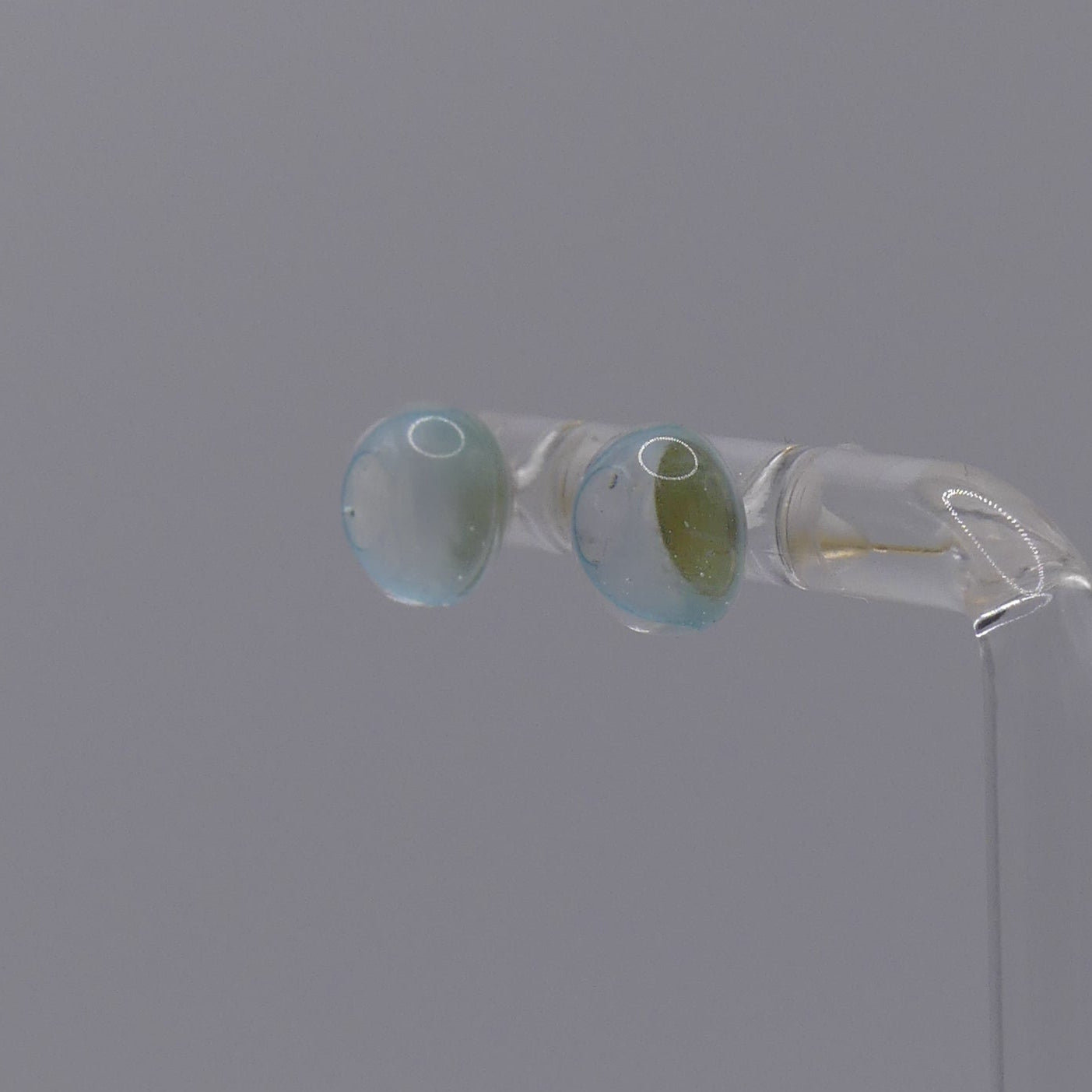 Clous d'oreilles bleu transparent