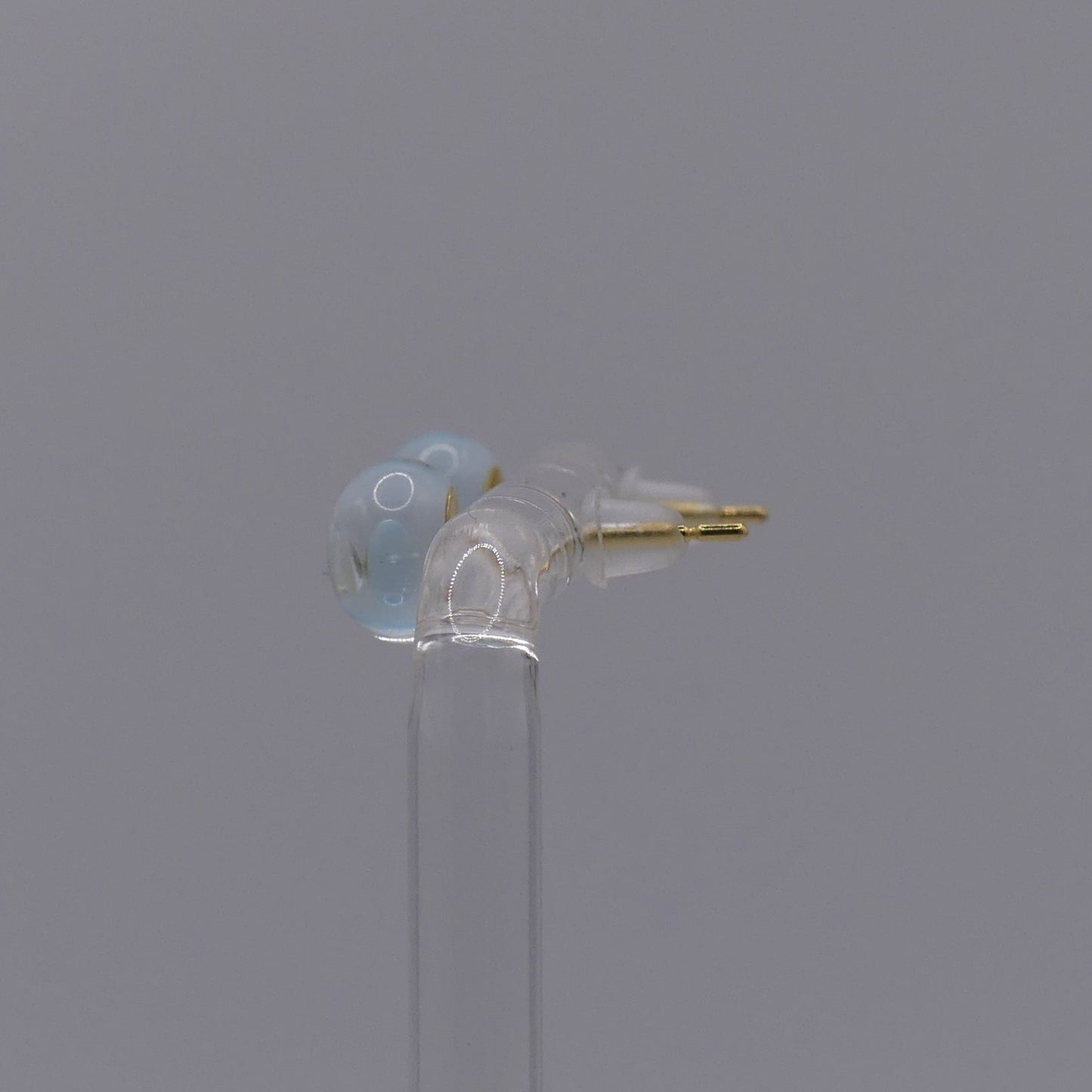 Clous d'oreilles bleu transparent