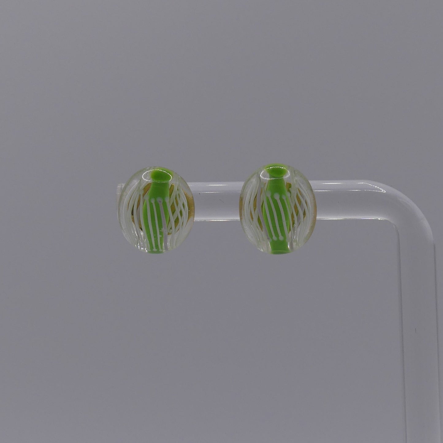 Clous d'oreilles vert blanc