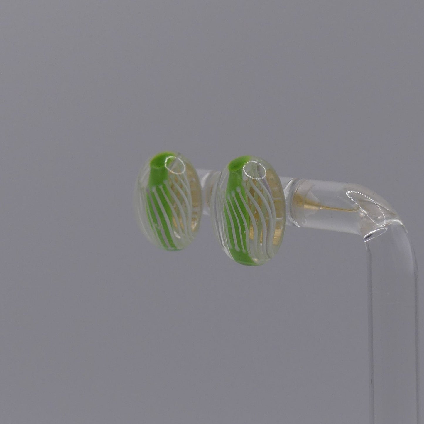 Clous d'oreilles vert blanc