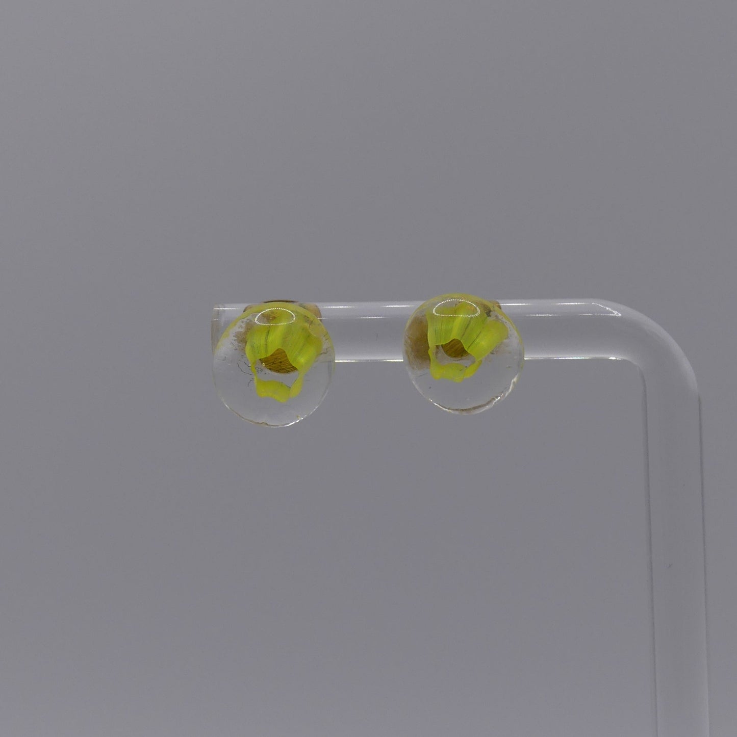 Clous d'oreilles jaune