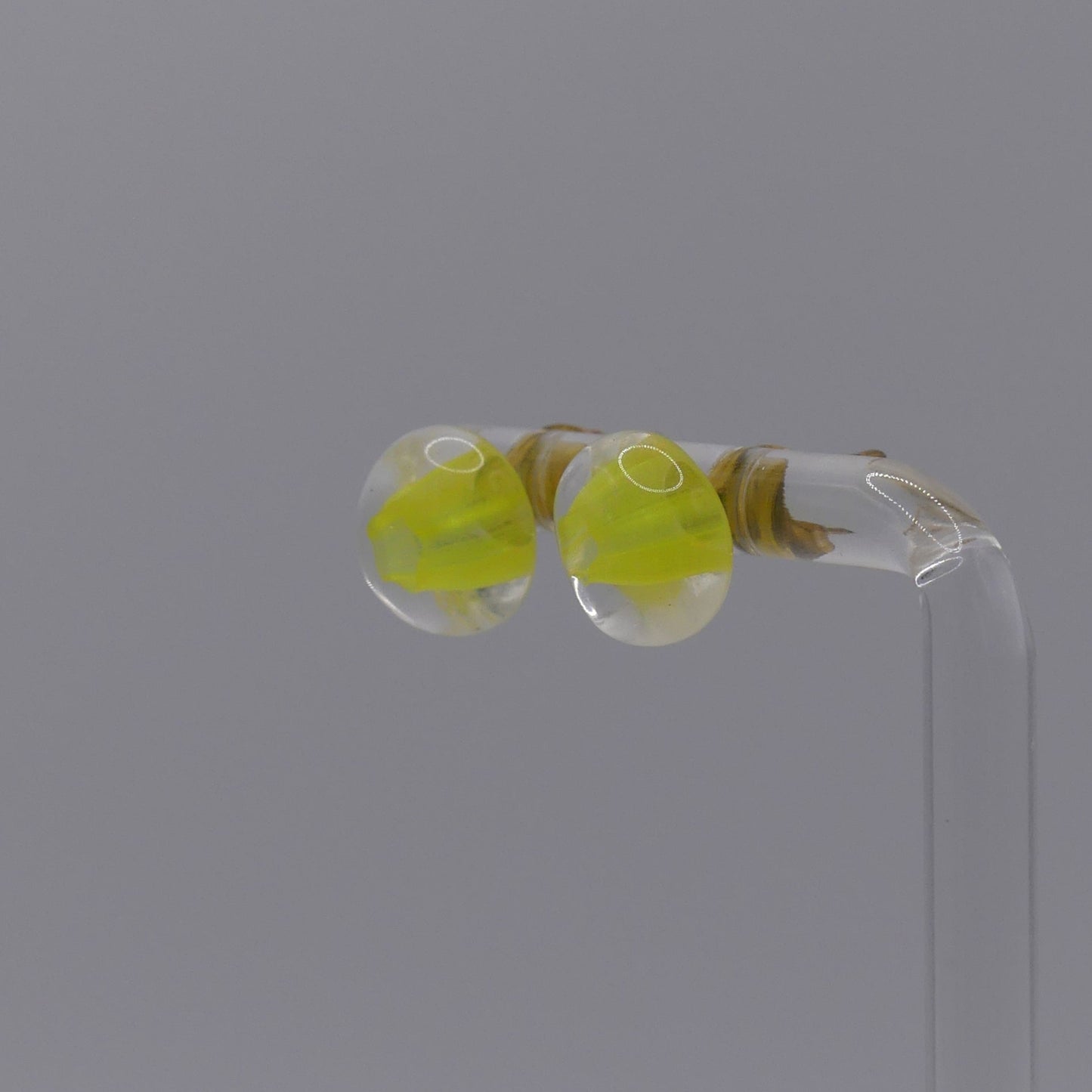Clous d'oreilles jaune