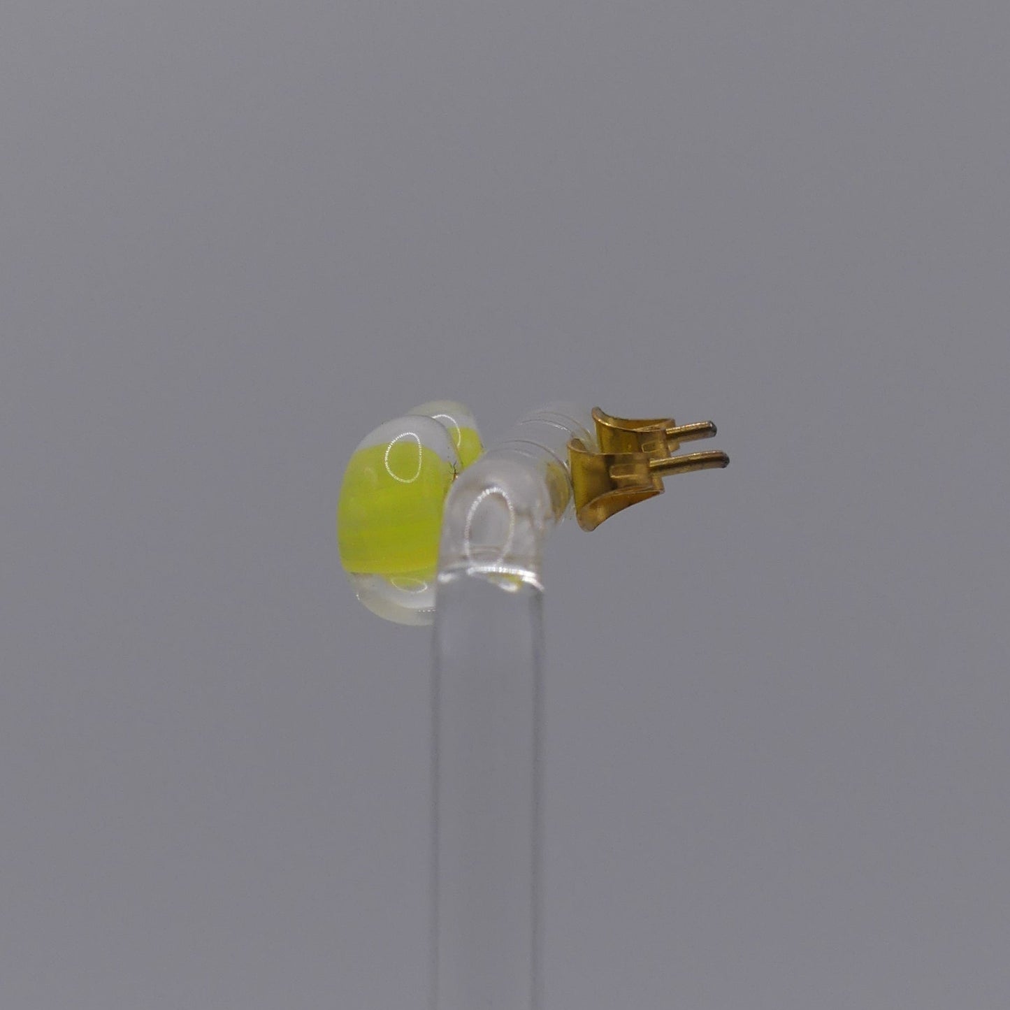 Clous d'oreilles jaune
