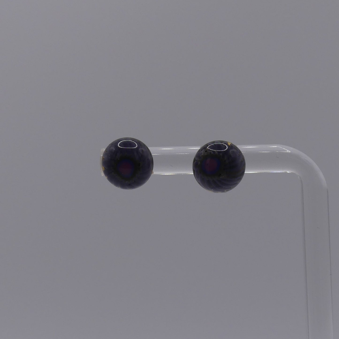 Clous d'oreilles violet noir