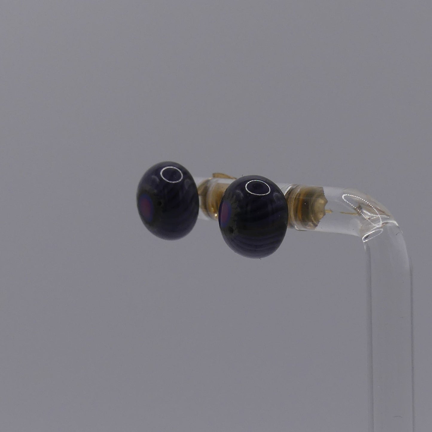 Clous d'oreilles violet noir