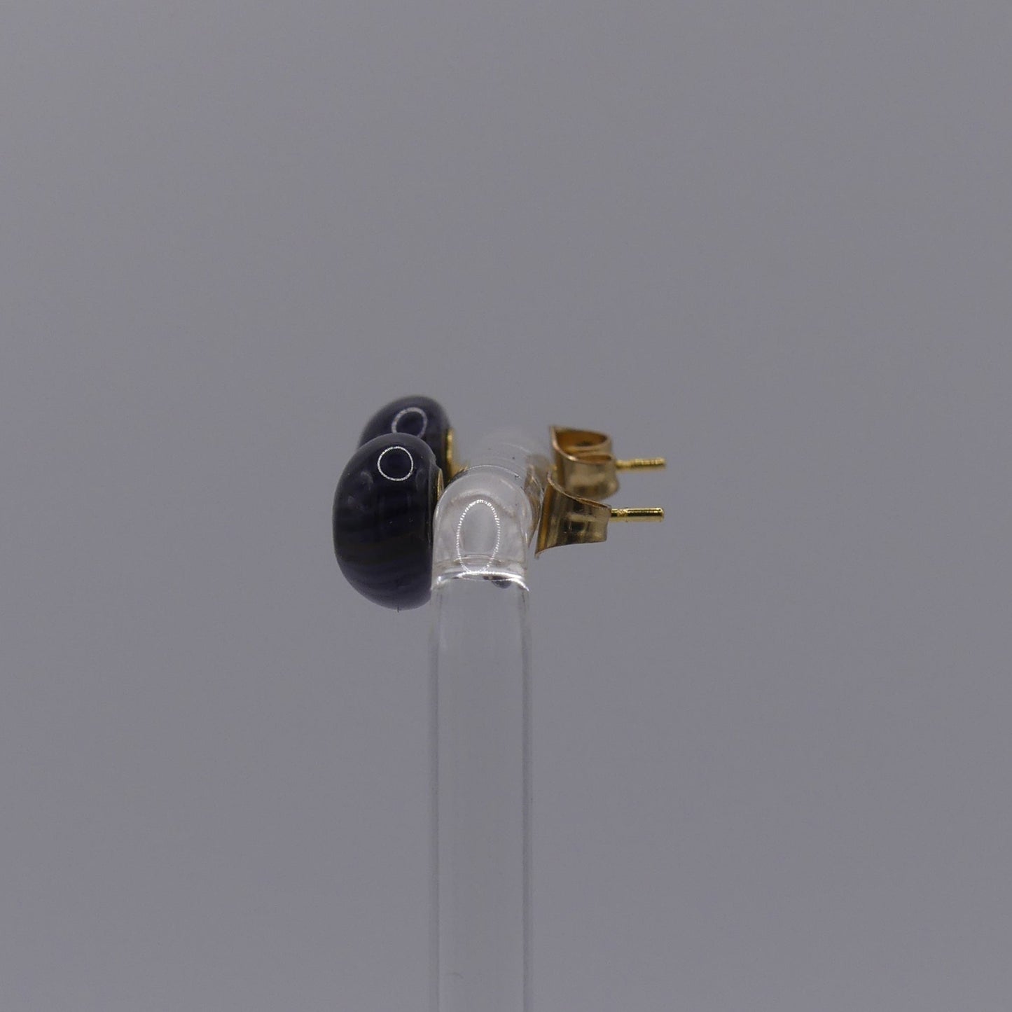 Clous d'oreilles violet noir