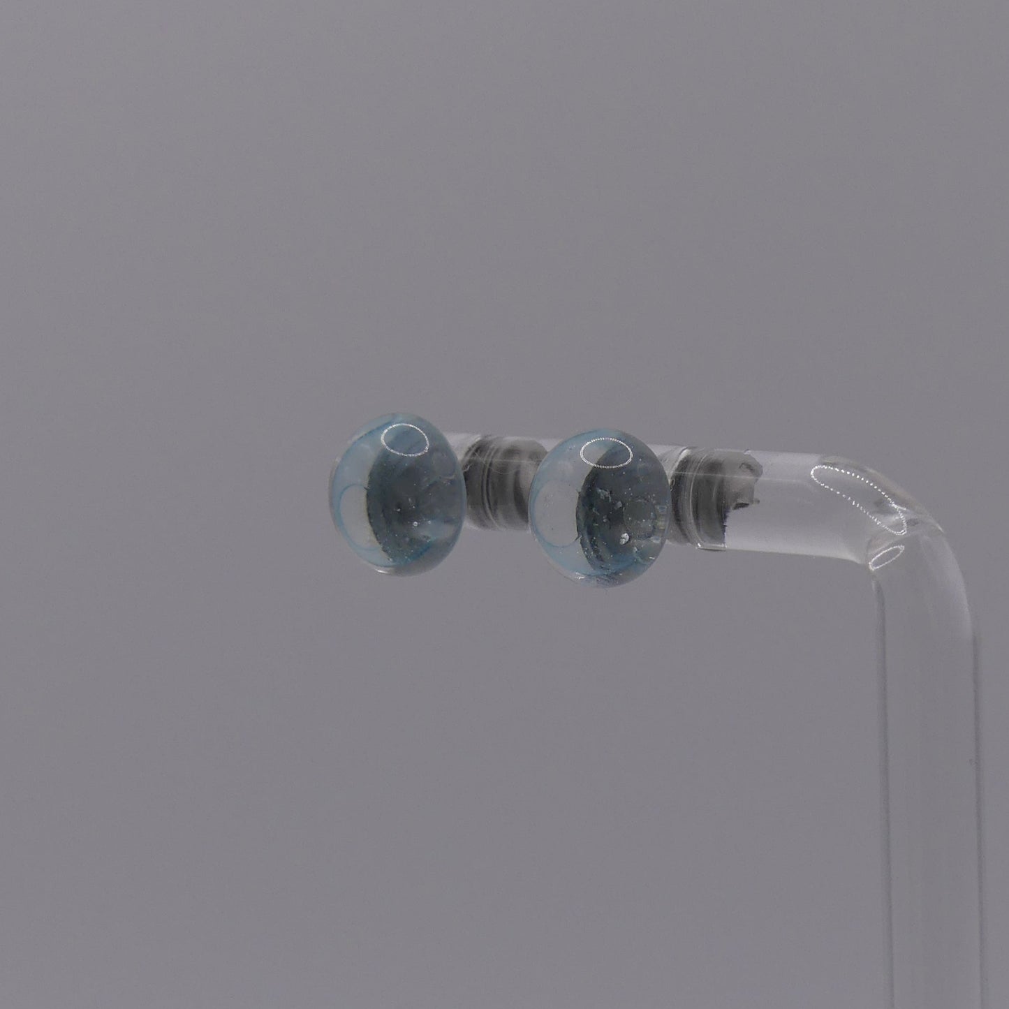 Clous d'oreilles bleu transparent