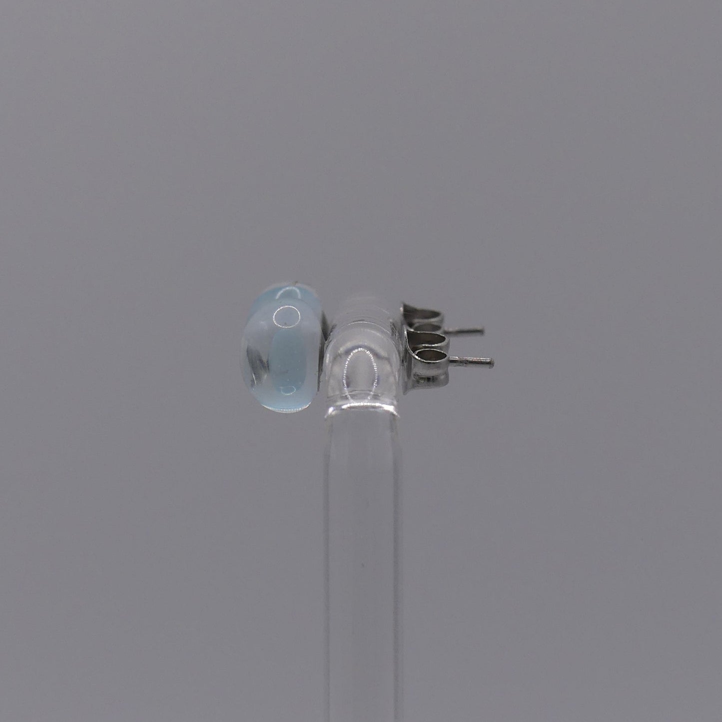 Clous d'oreilles bleu transparent