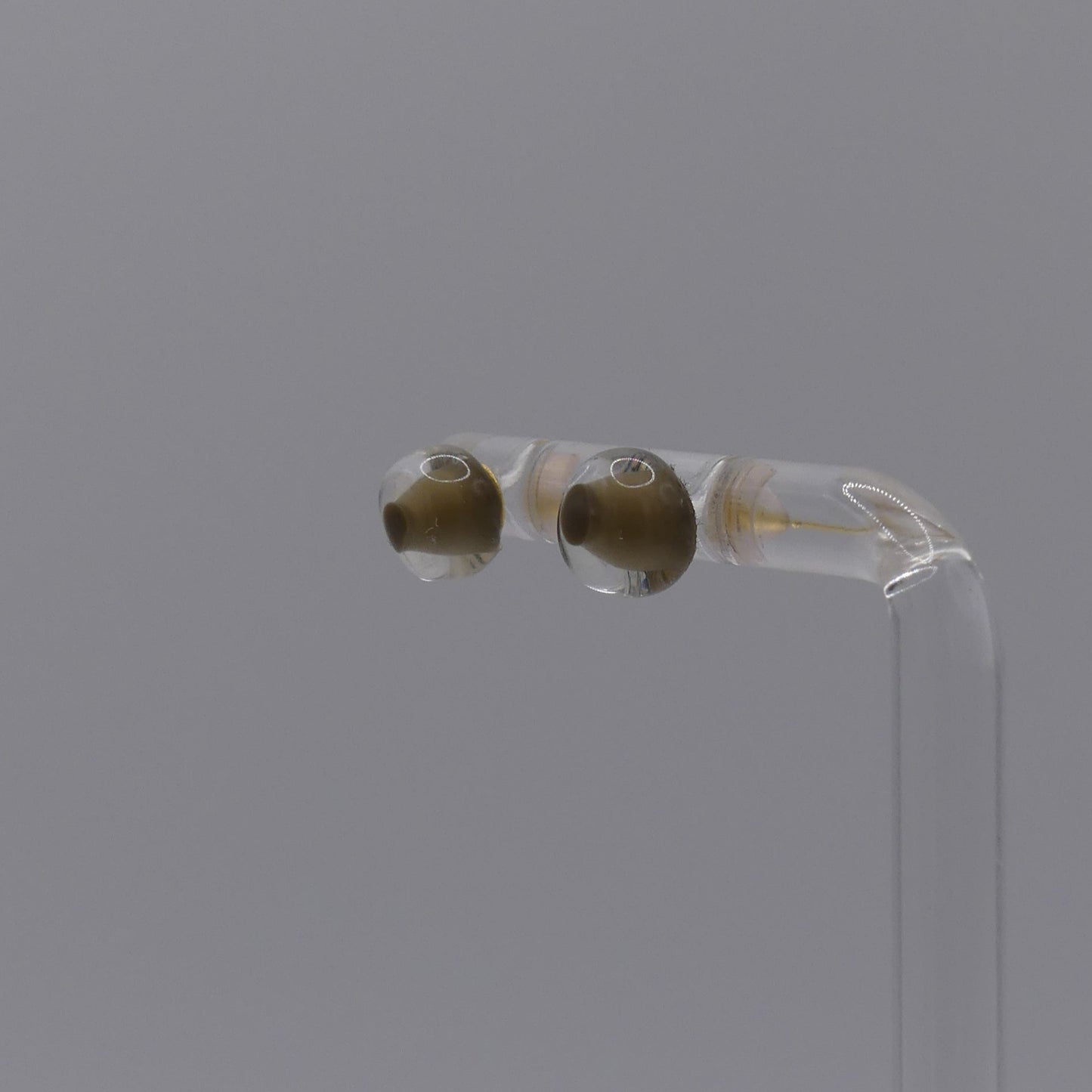 Clous d'oreilles kaki