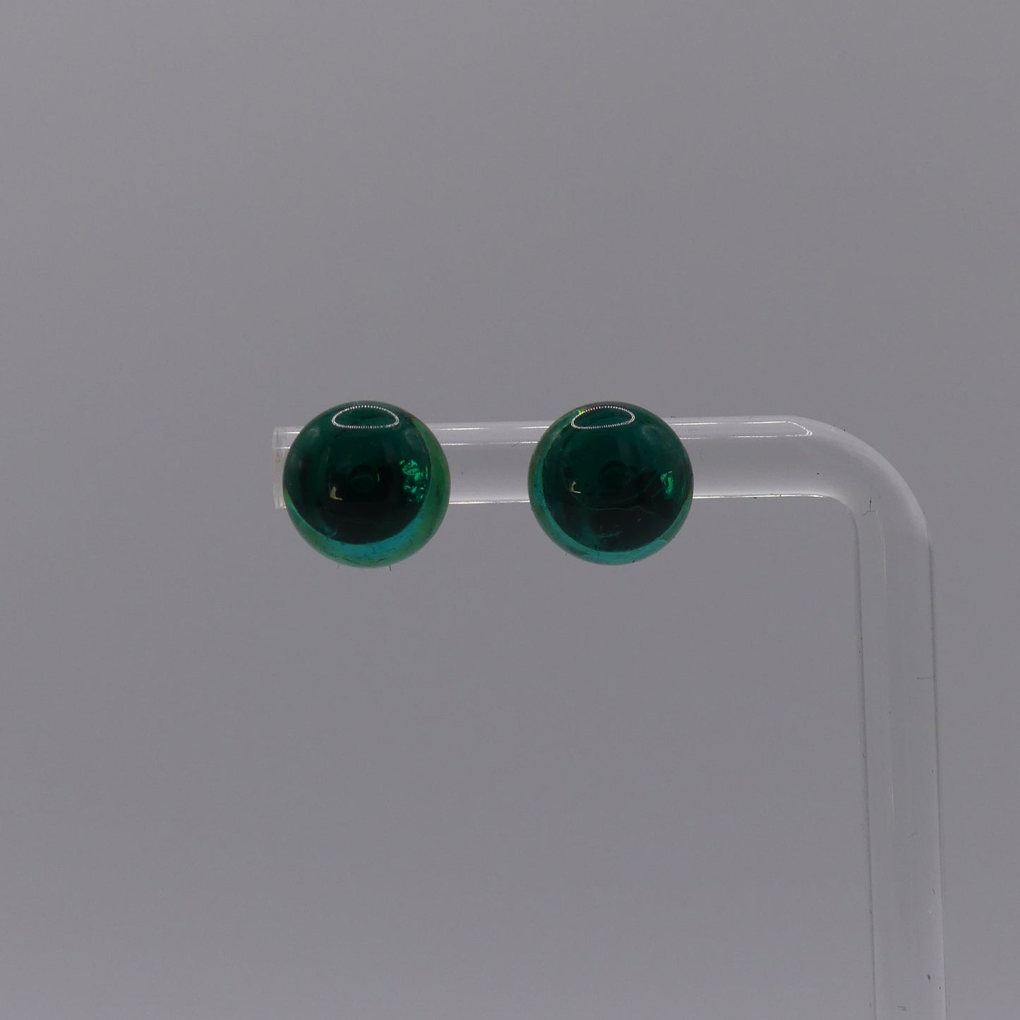 Clous d'oreilles vert foncé