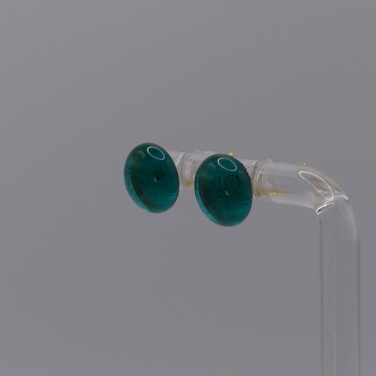 Clous d'oreilles vert foncé