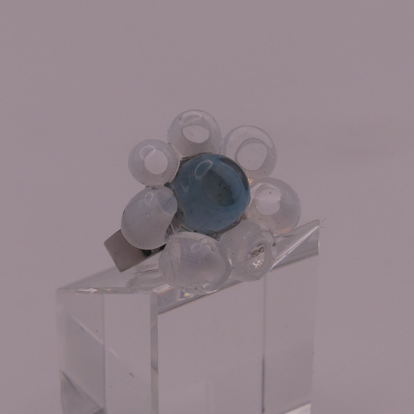 Bague blanche bleue