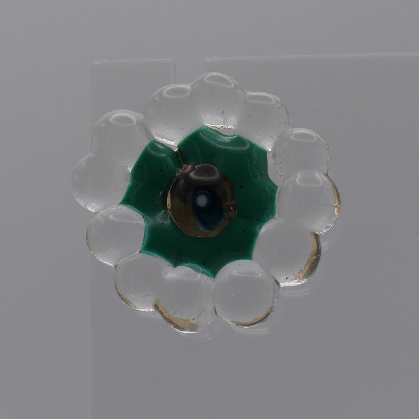 Broche vert transparent