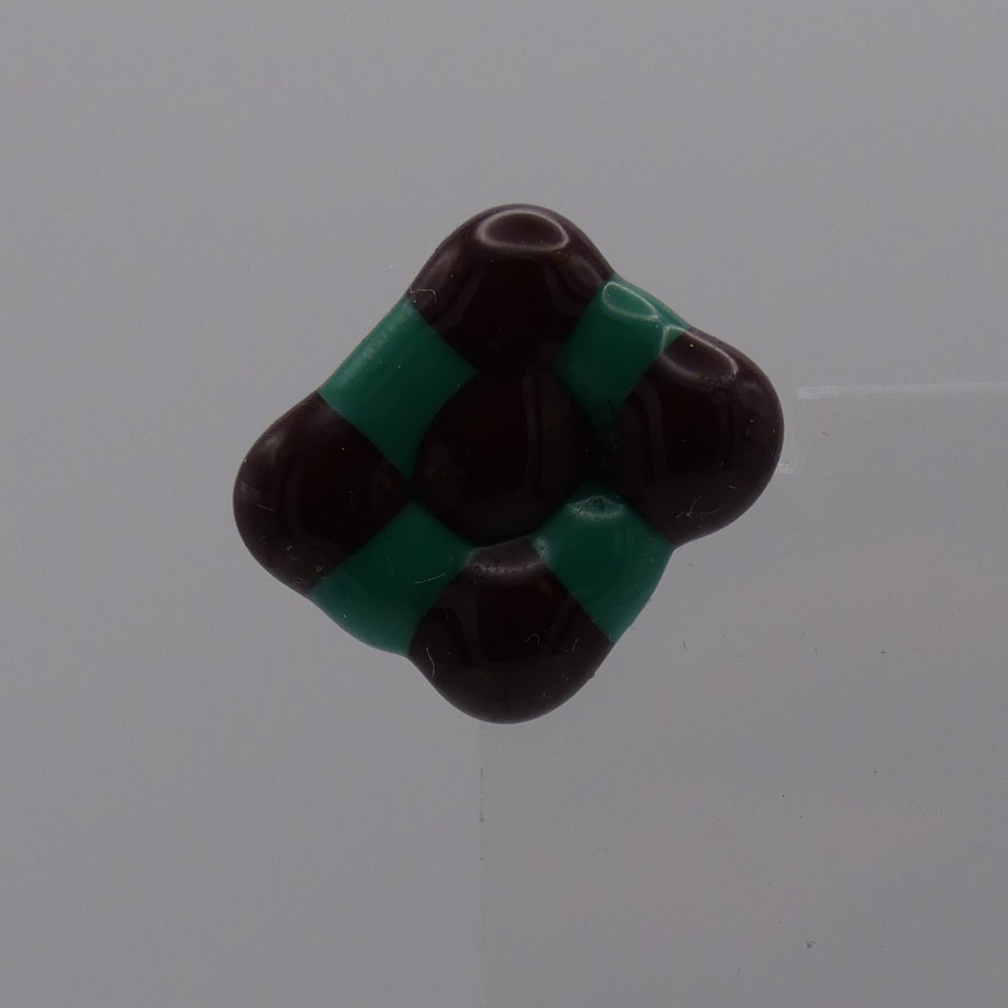 Broche vert marron