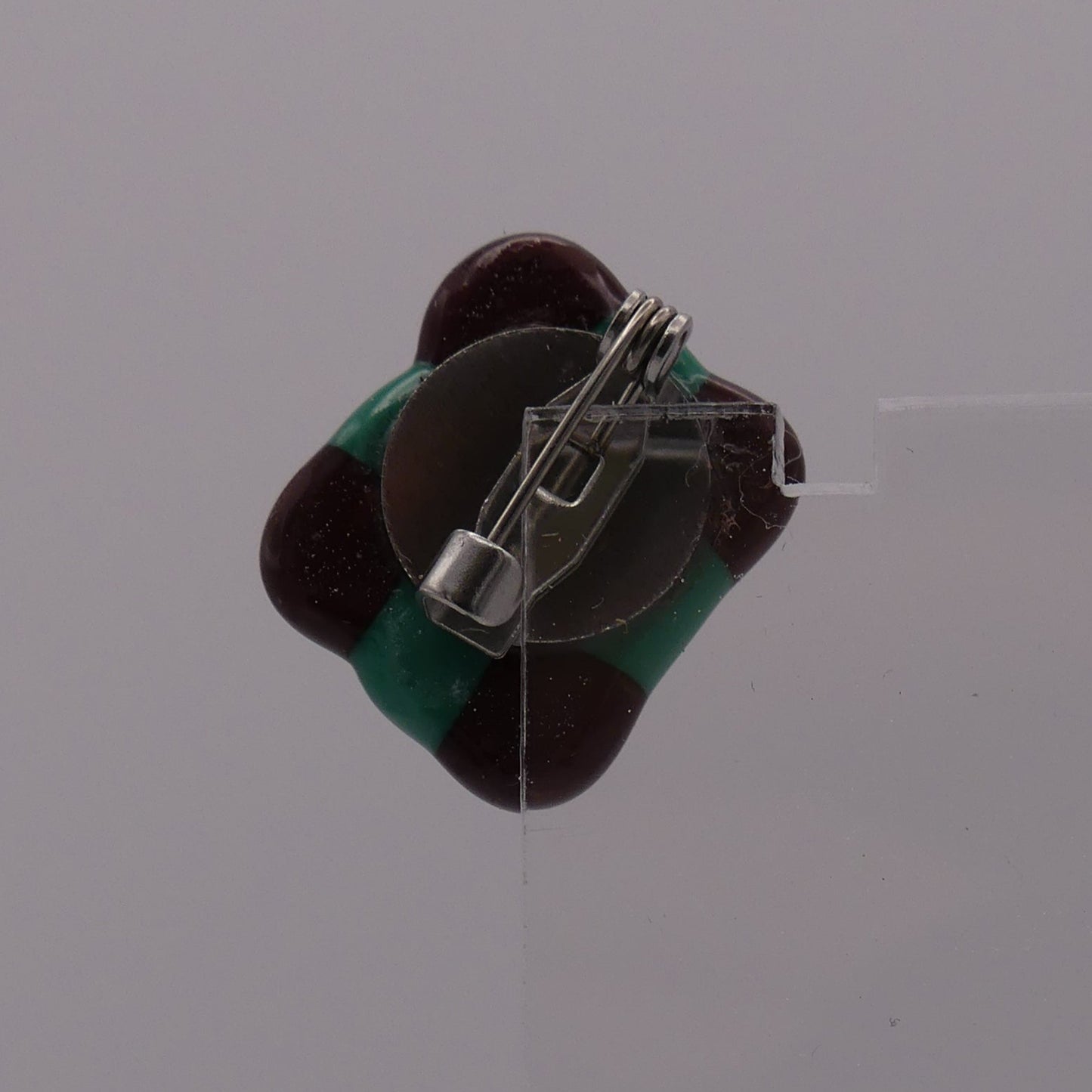 Broche vert marron