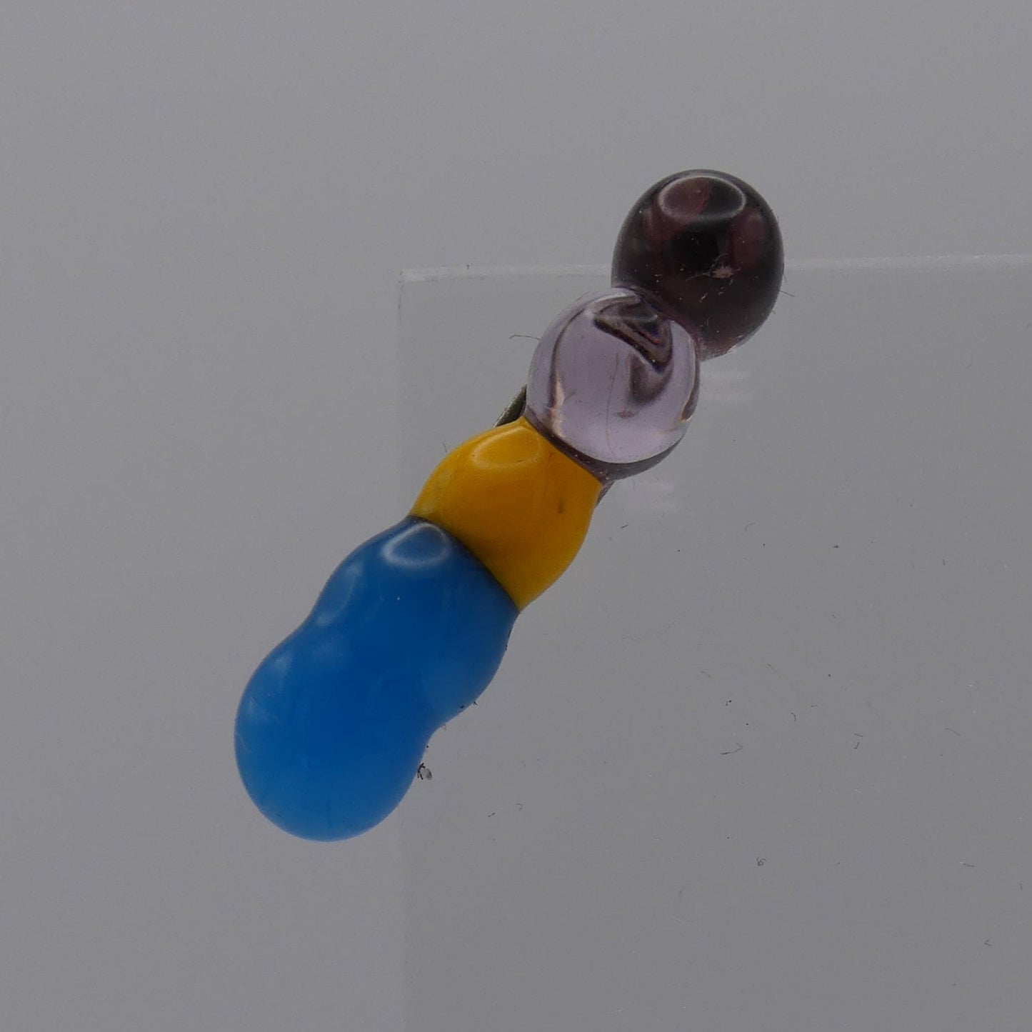 Broche bleu jaune rose