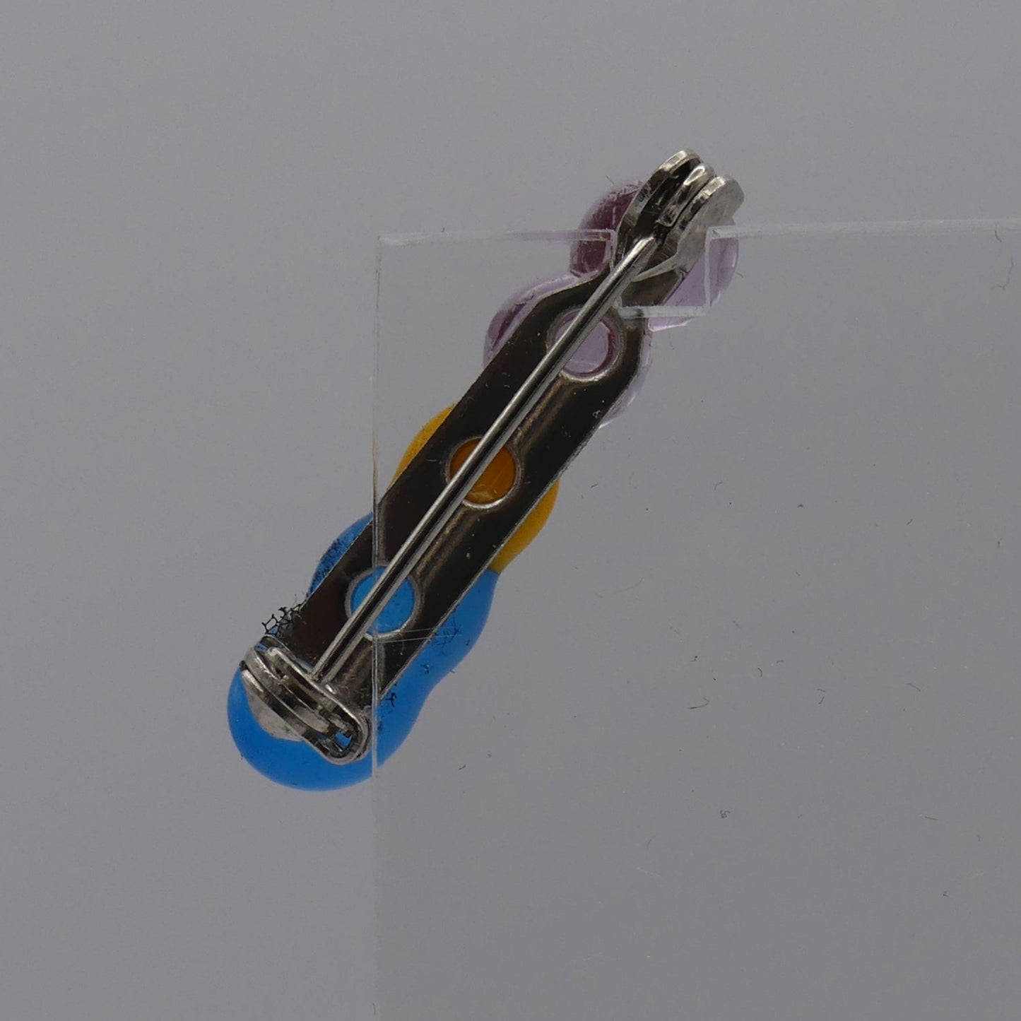 Broche bleu jaune rose