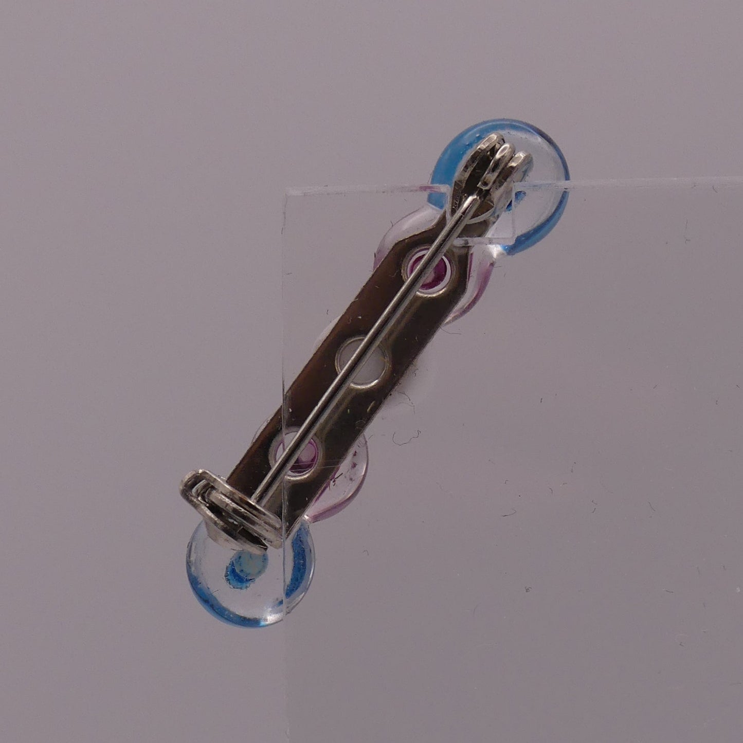 Broche bleu blanc rose