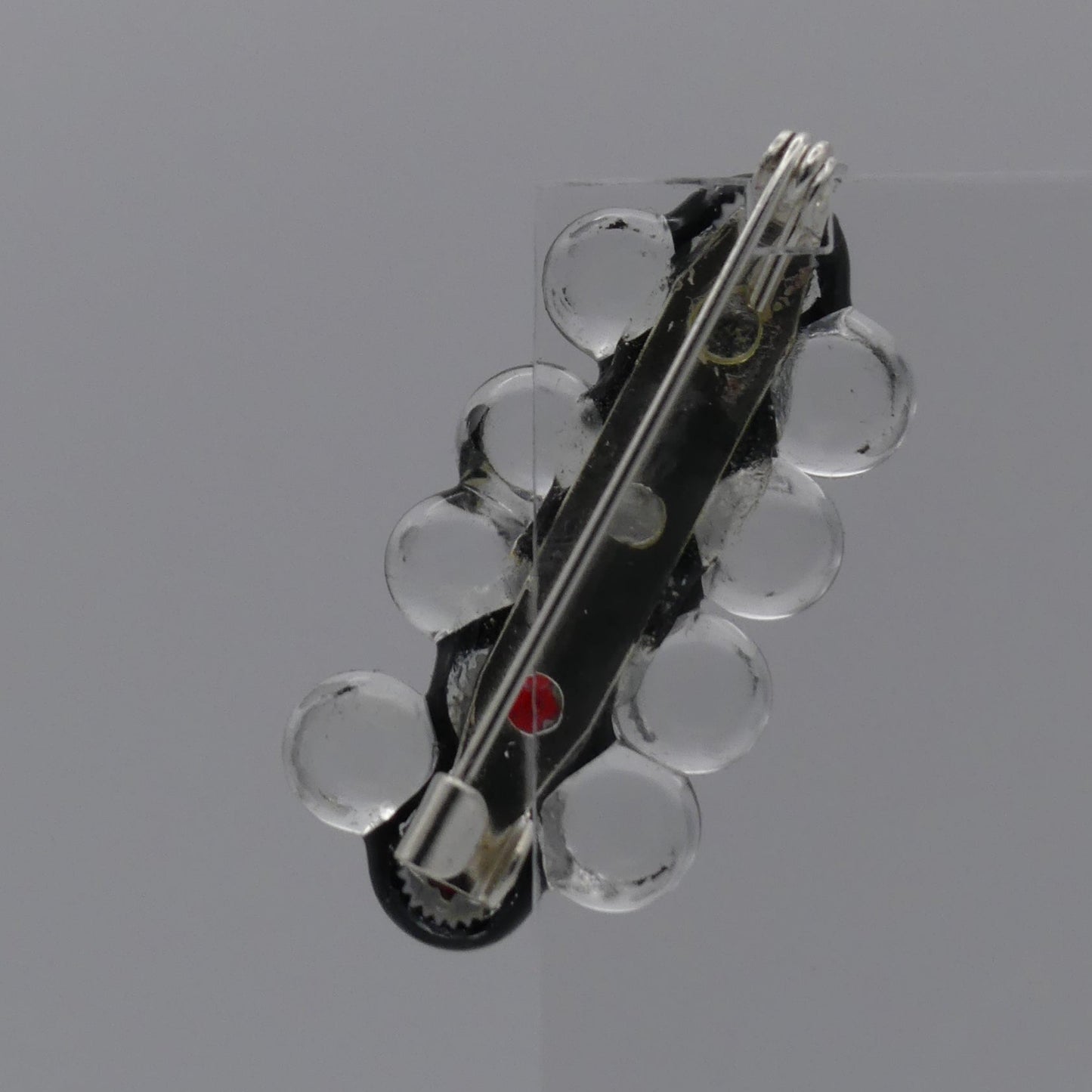 Broche transparent noir