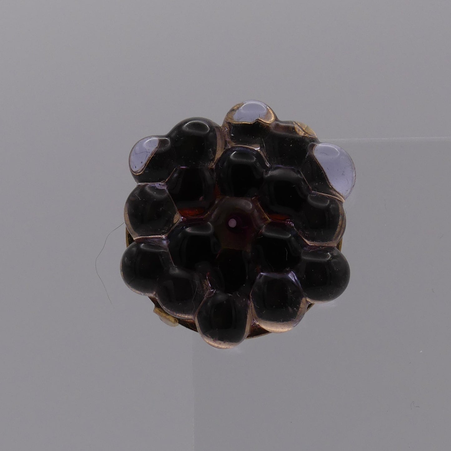 Broche transparent bordeaux