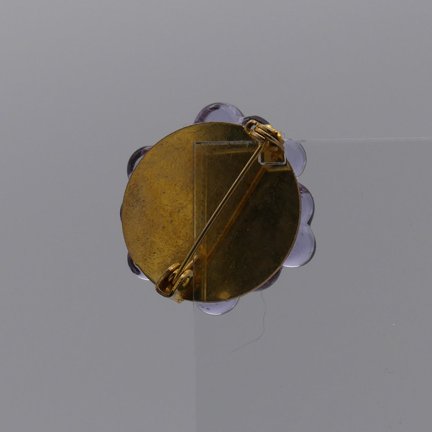 Broche transparent bordeaux