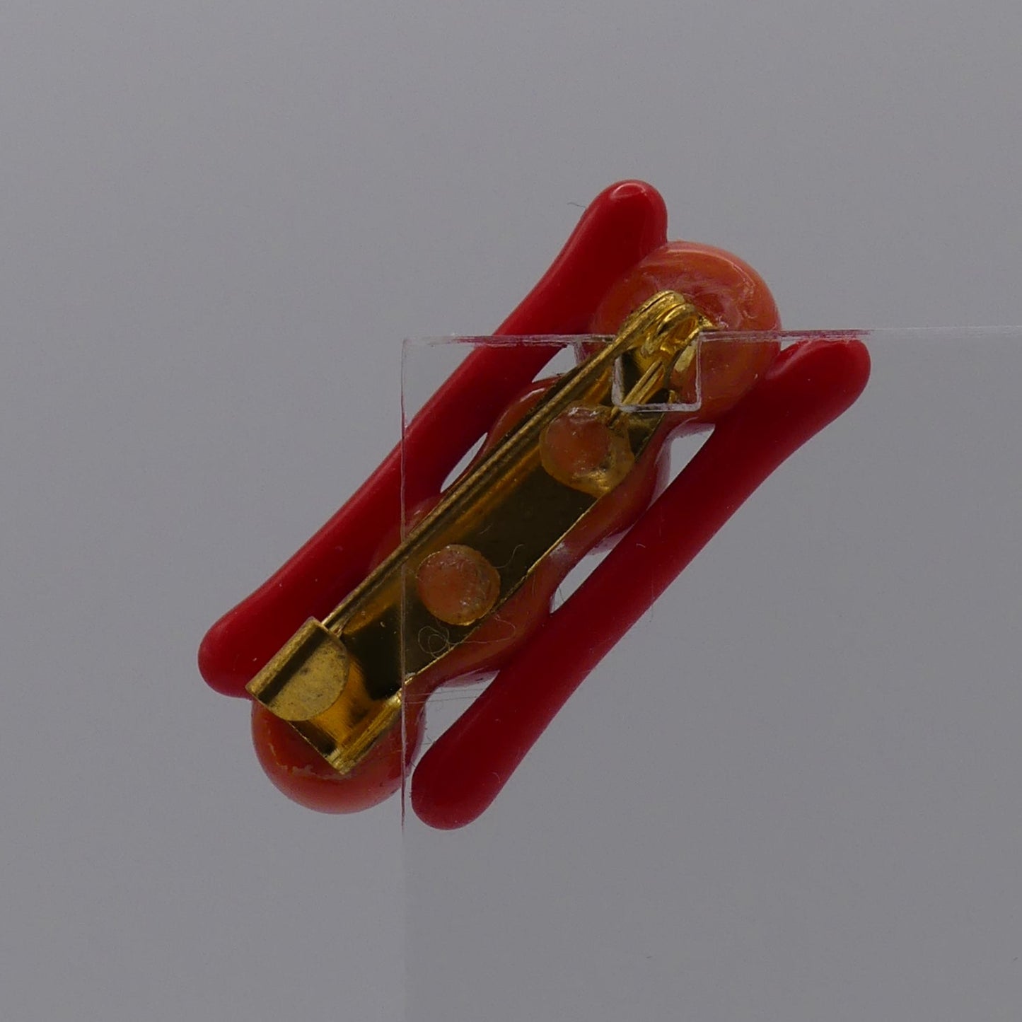 Broche rouge orange