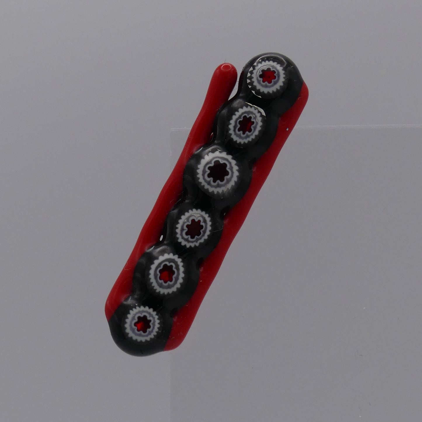 Broche noir rouge