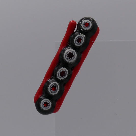 Broche noir rouge