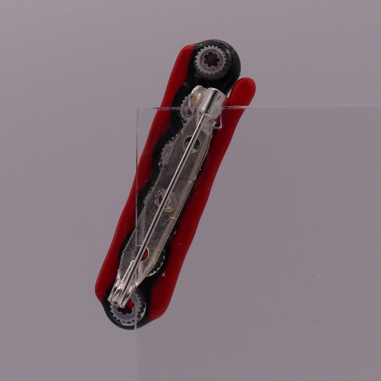 Broche noir rouge