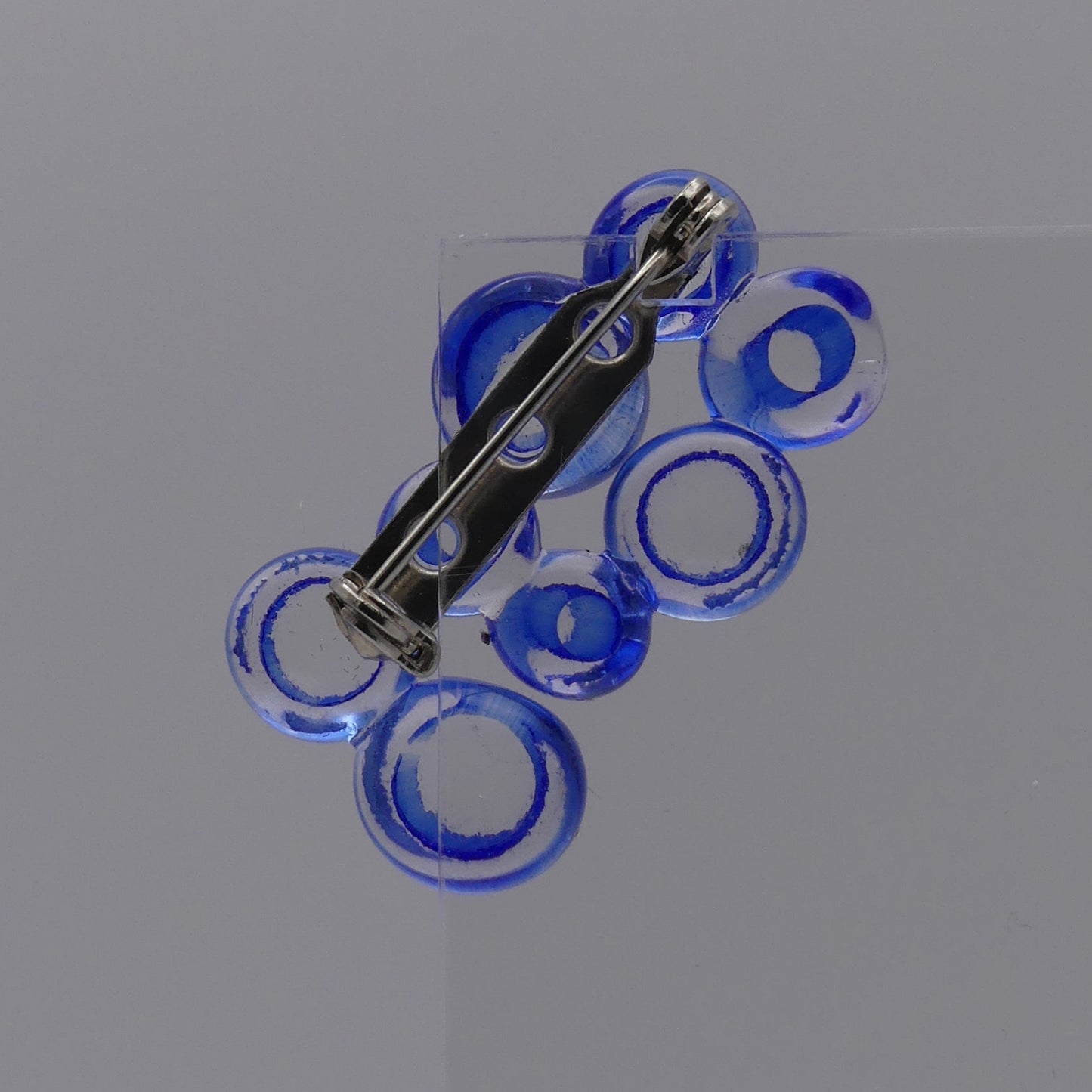Broche bleu