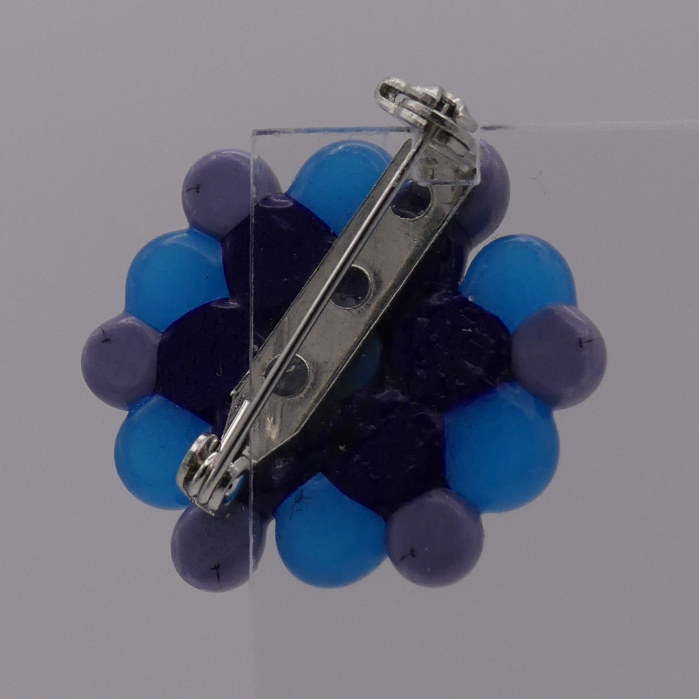 Broche bleu gris