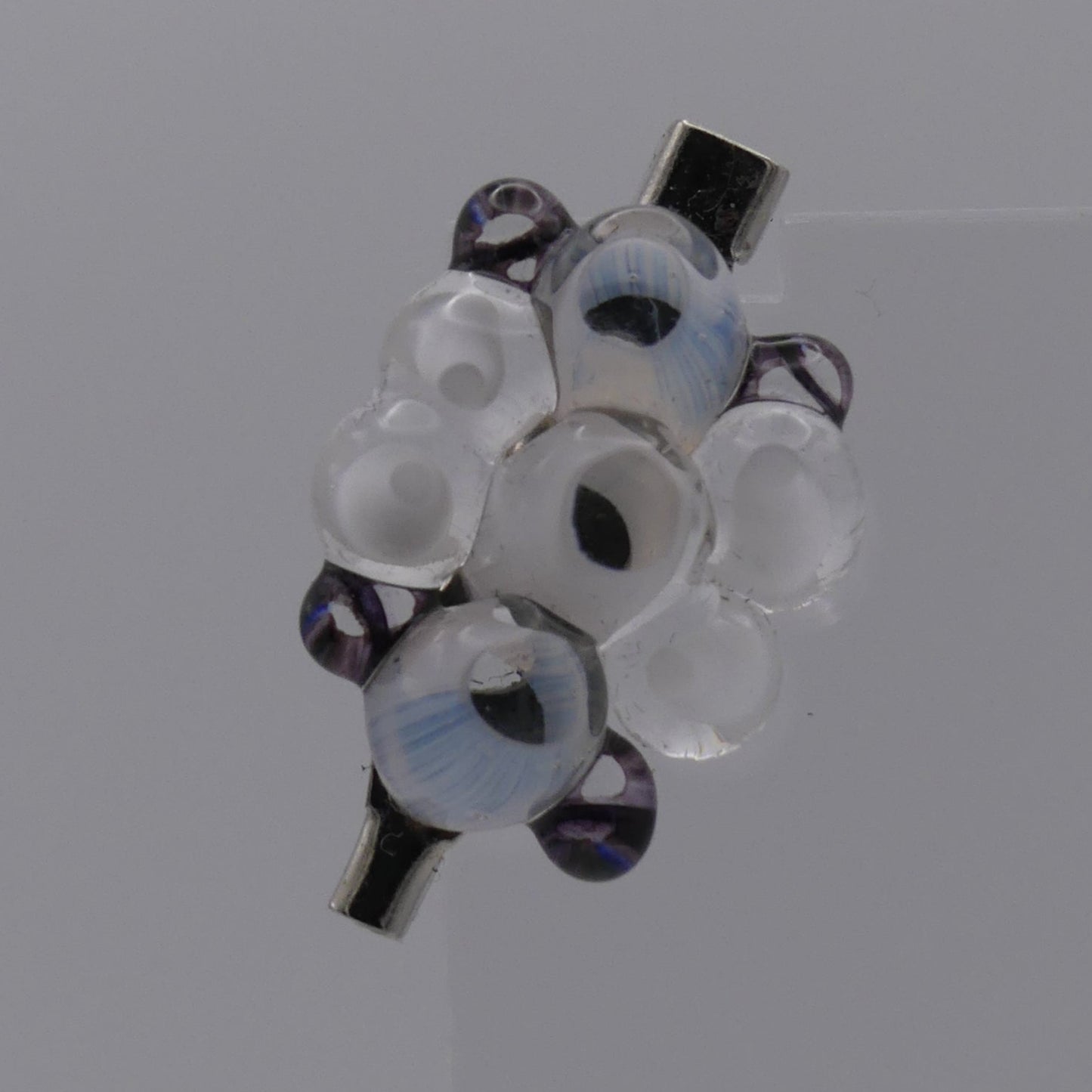 Broche noir blanc