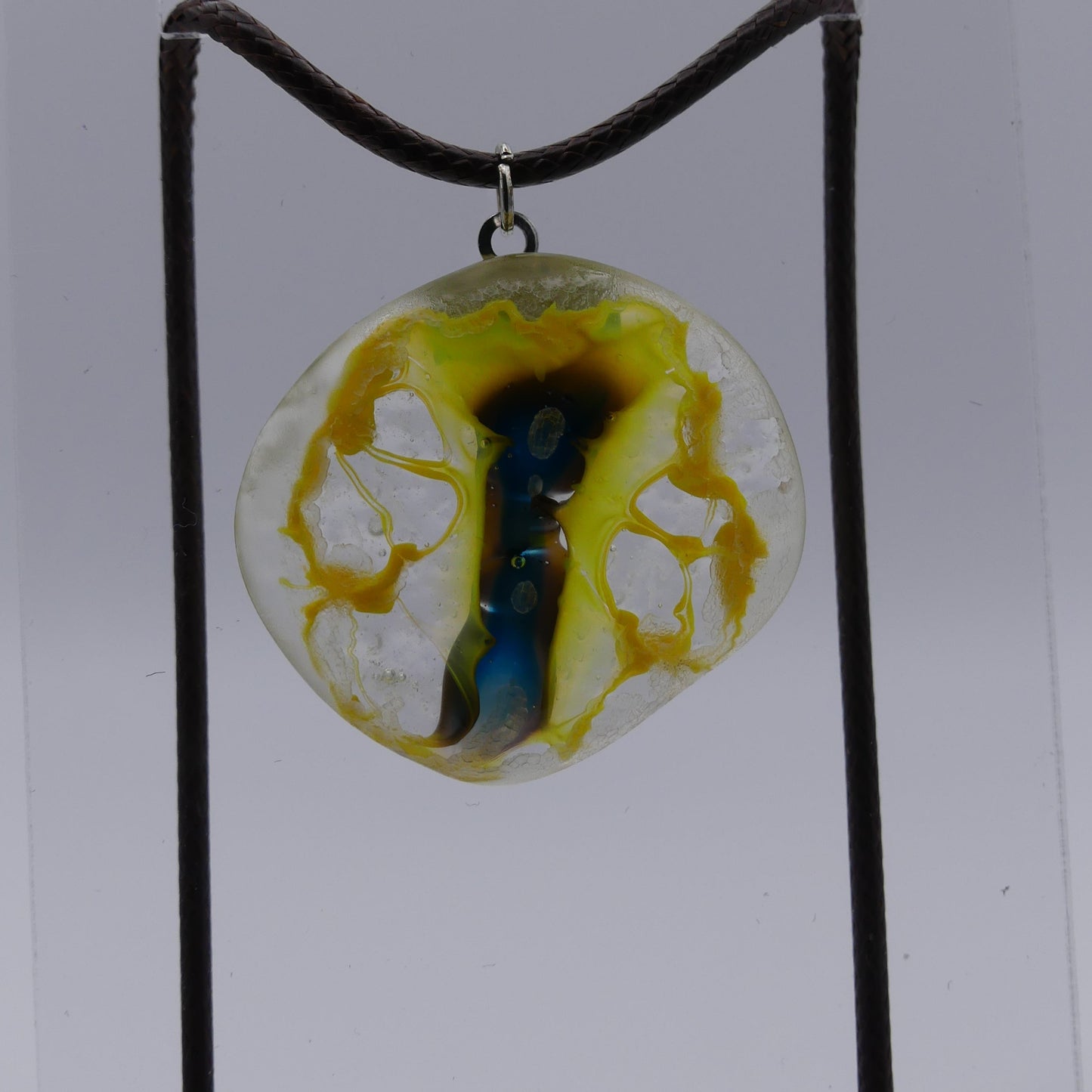 Collier marron et jaune