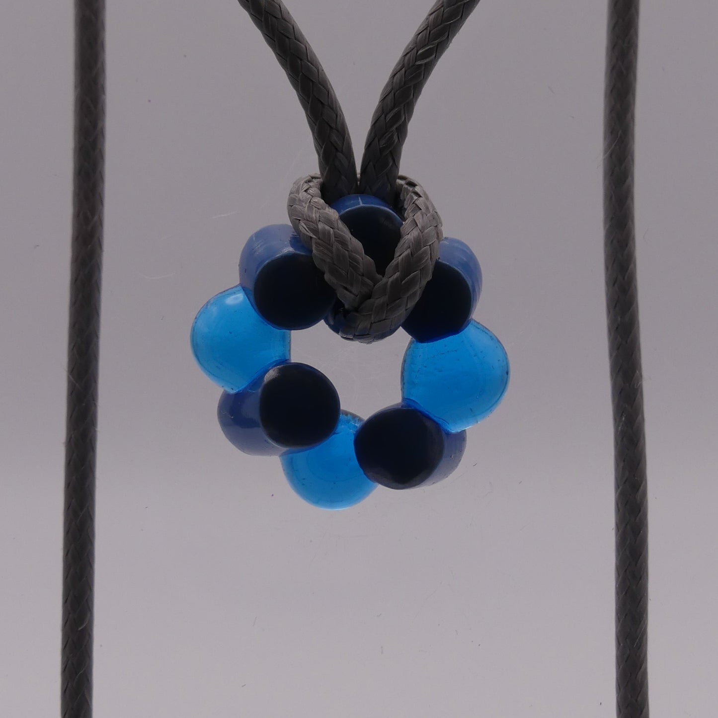 Collier bleu opaque