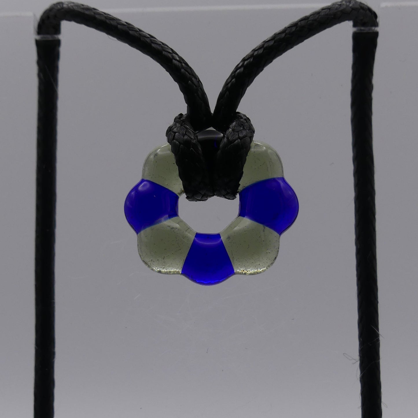 Collier bleu gris