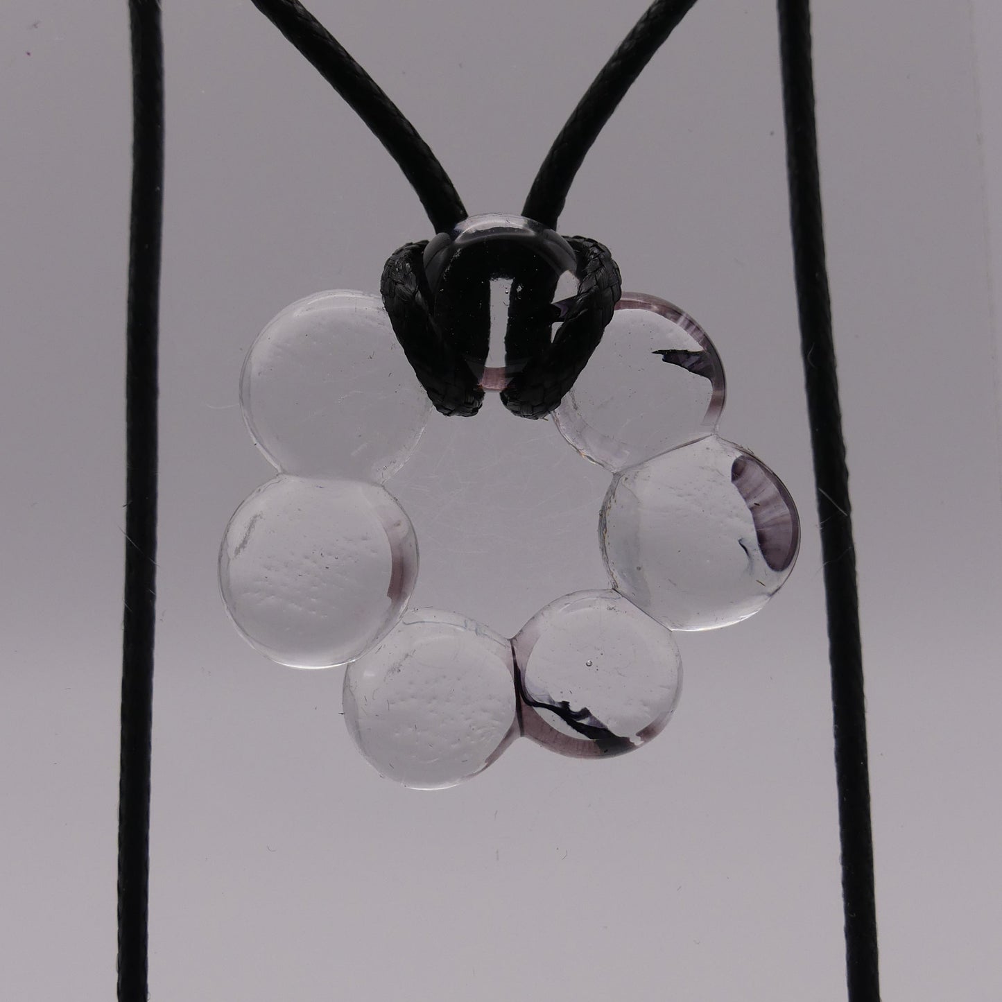 Collier noir transparent