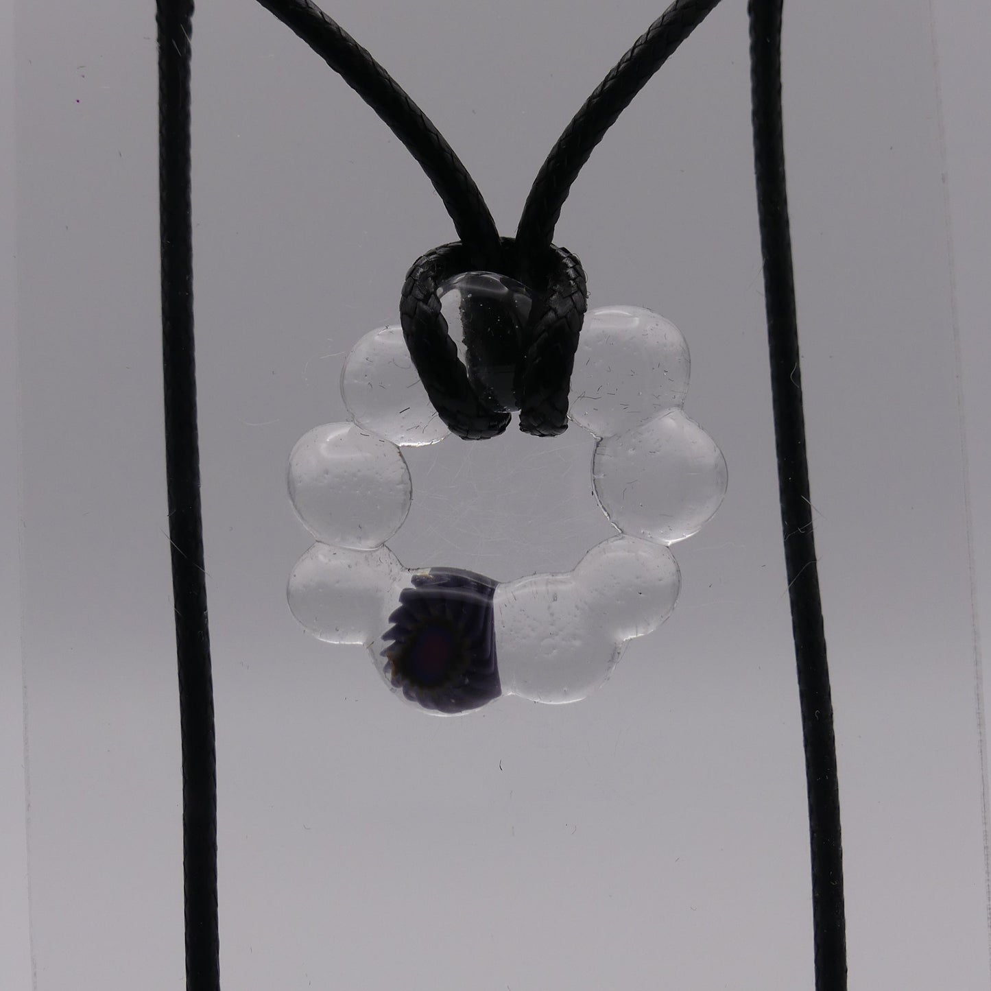 Collier noir transparent