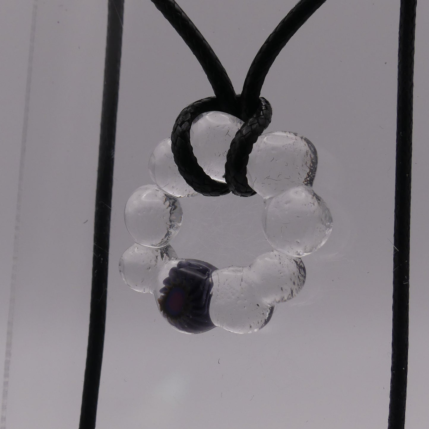 Collier noir transparent