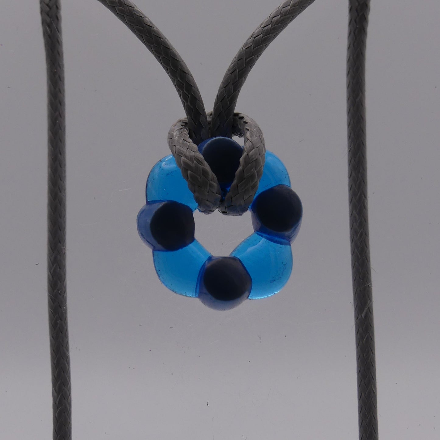 Collier bleu opaque