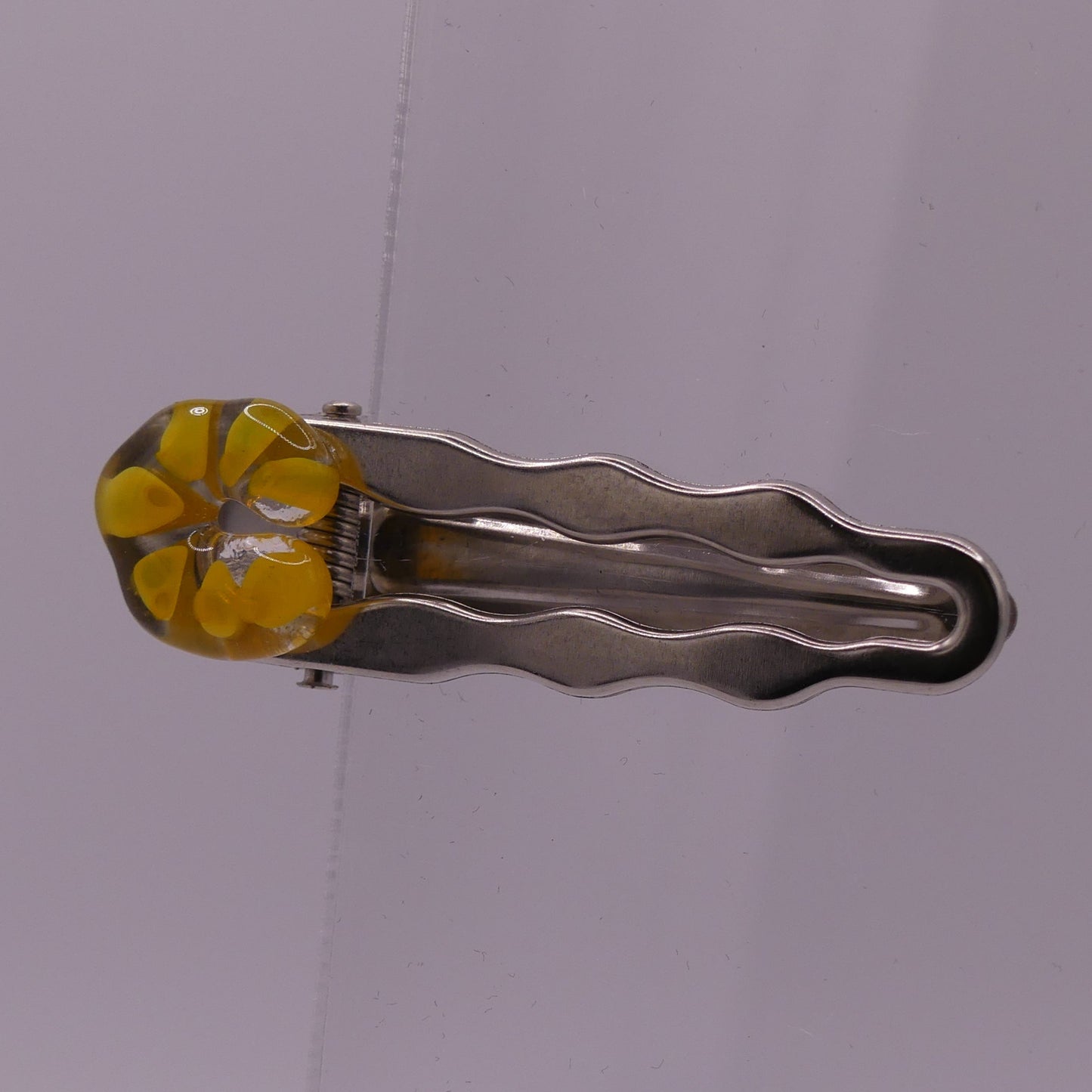 Pince à cheveux jaune
