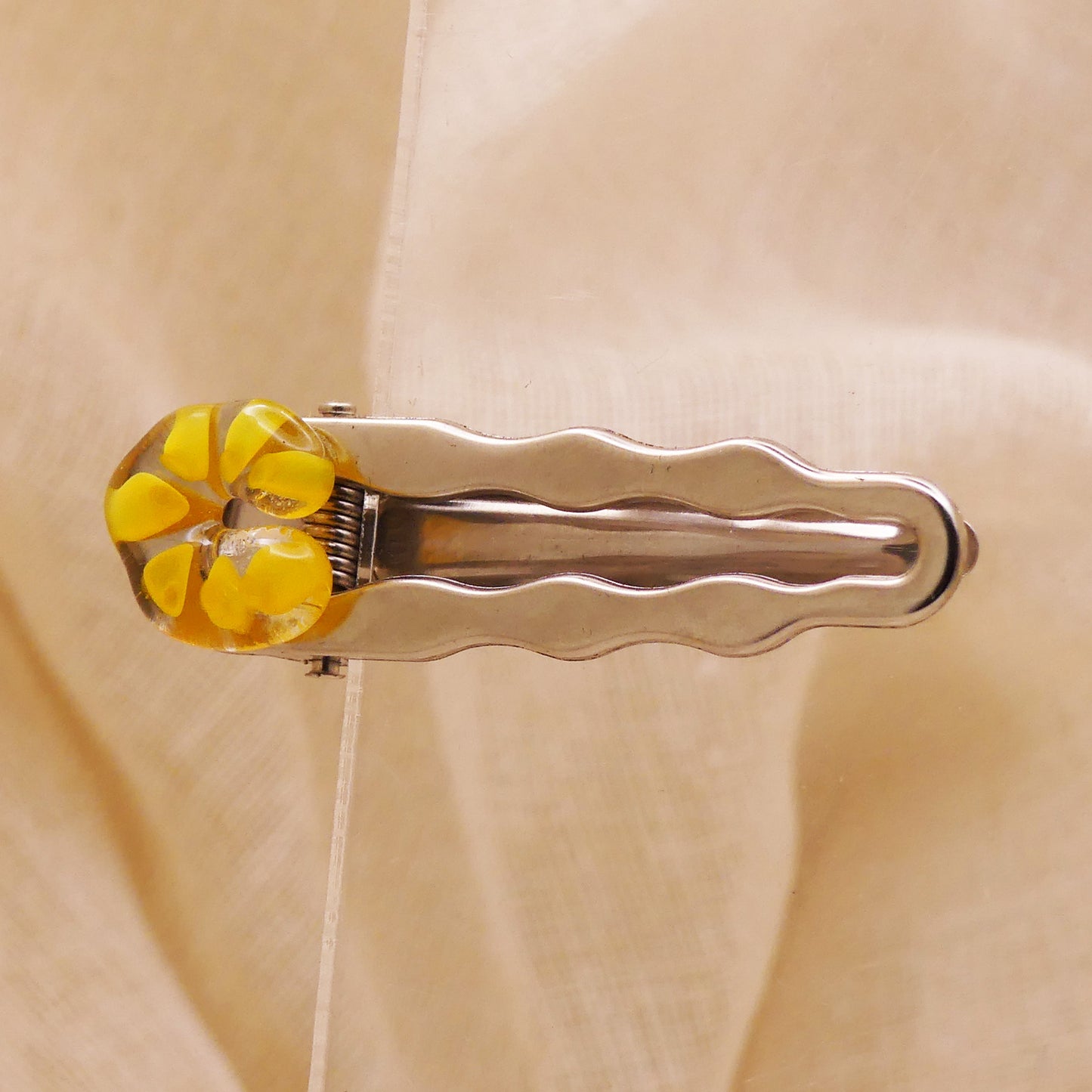 Pince à cheveux jaune