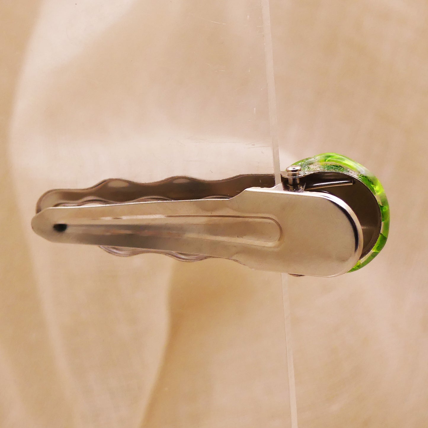 Pince à cheveux verte