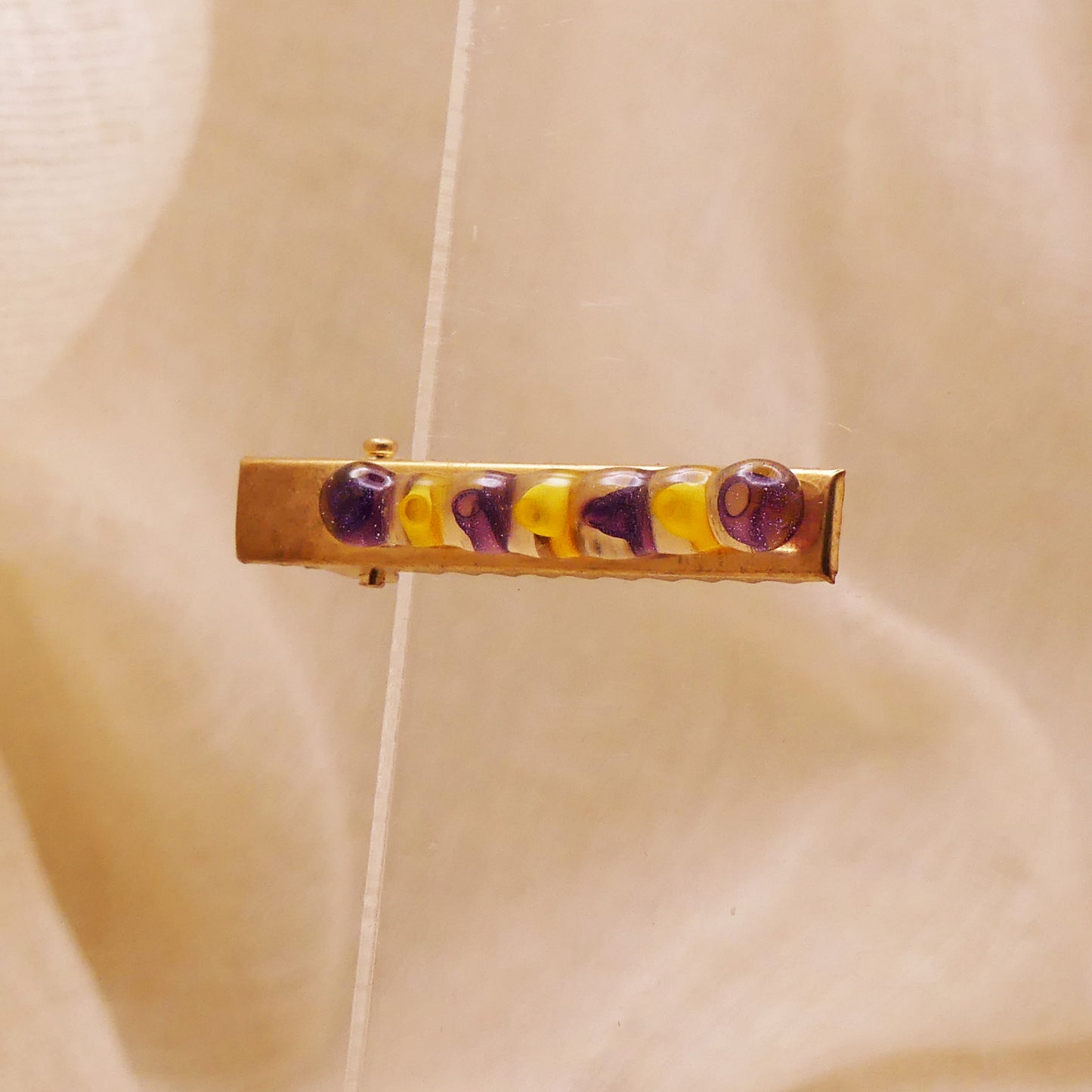 Pince à cheveux violette jaune