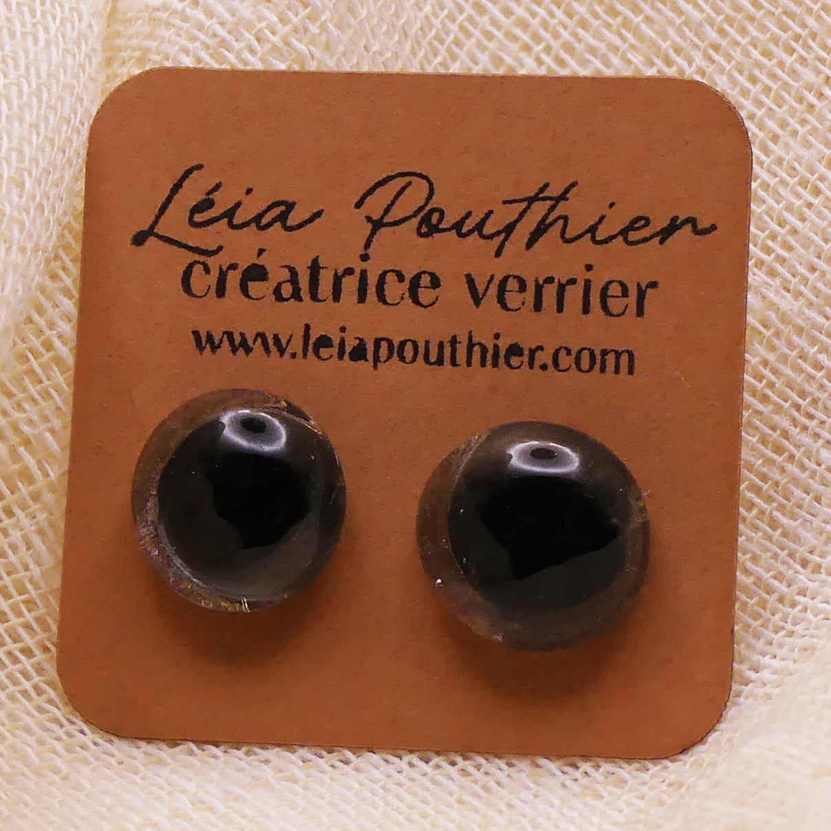 Clous d'oreilles noirs