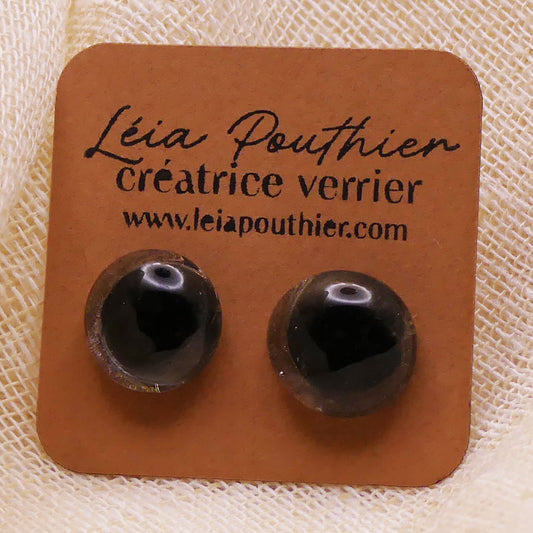 Clous d'oreilles noirs