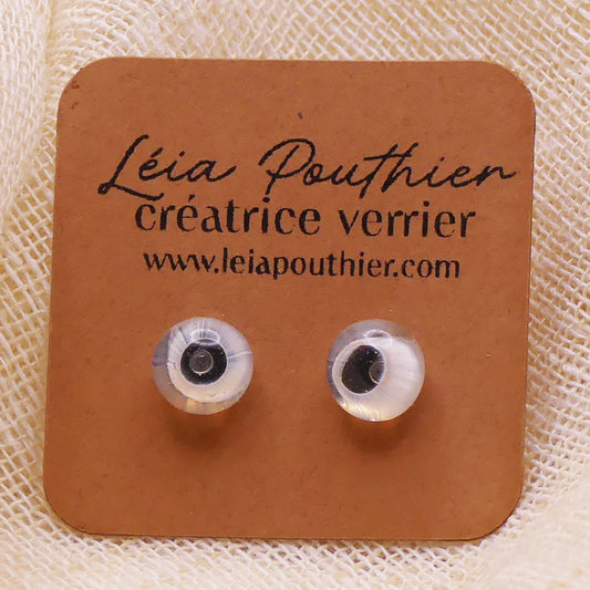 Clous d'oreilles blancs